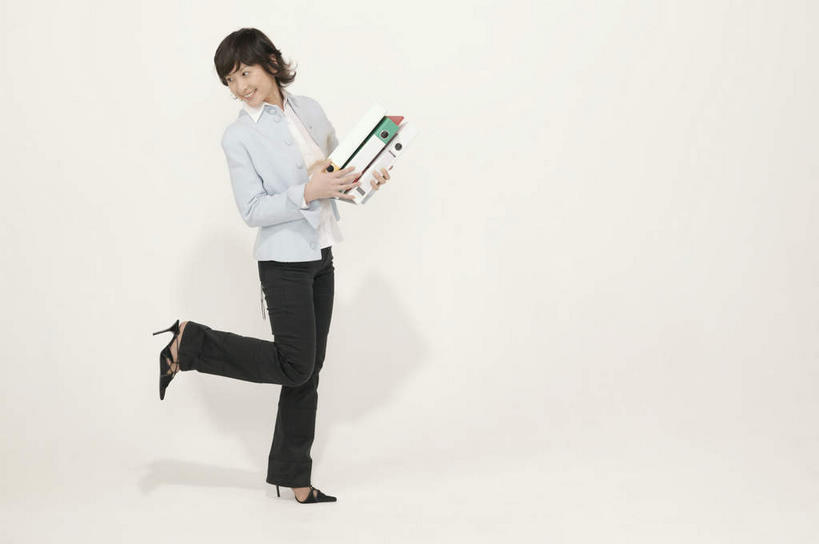 东方人,腿部,腿,一个人,商务人士,商务女性,捧,笑,微笑,露齿笑,横图,室内,白天,白色背景,侧面,亚洲,仅一个年轻女性,仅一个女性,仅一个人,一堆,抬,堆叠,堆积,套装,材料,档案,文件,扭头,注视,黄种人,黑色,资料,低头,观察,看,转头,三本,摄影,影棚,观看,堆,察看,关注,文档,商务装,抬着,工薪阶层,年轻女性,女人,女性,亚洲人,卷发,白领,上班族,端,端着,捧着,手捧,彩图,全身,影棚拍摄,拍摄,短发