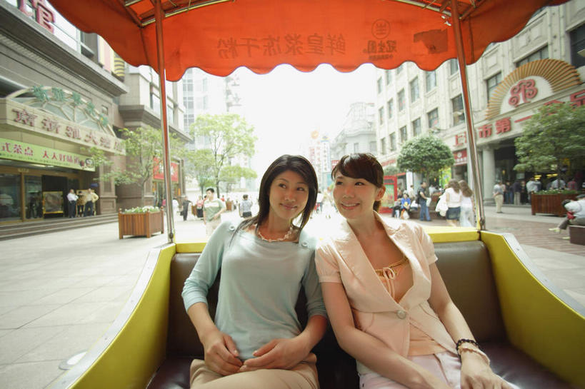 东方人,两个人,伙伴,朋友,坐,笑,微笑,露齿笑,横图,室外,白天,正面,旅游,度假,快乐,兴奋,友谊,骄傲,成功,胜利,标志建筑,地标,建筑,观光车,项链,上海,中国,亚洲,服装,注视,休闲装,黄种人,娱乐,建设,装饰品,衣服,饰品,首饰,观察,看,手势,享受,休闲,休闲服,旅游胜地,放松,自信,服饰,观看,申,察看,关注,东亚,上海市,中华人民共和国,沪,华东地区,友情,年轻女性,女人,女性,亚洲人,坐着,半身,彩图,欢乐,开心