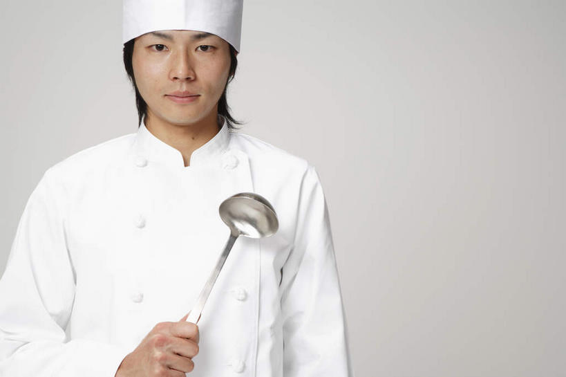 东方人,一个人,厨师,站,笑,微笑,横图,室内,白天,白色背景,正面,餐具,帽子,亚洲,仅一个男性,仅一个人,注视,黄种人,仅一个年轻男性,汤勺,观察,看,站着,摄影,影棚,观看,察看,关注,厨师帽,男人,男性,年轻男性,亚洲人,厨师长,厨子,大厨,主厨,进餐用具,烹调用具,站立,彩图,全身,影棚拍摄,拍摄