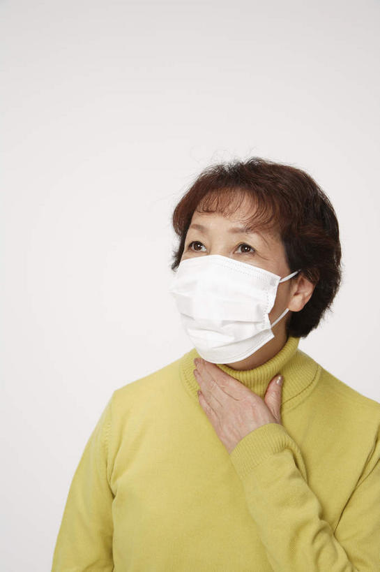 东方人,一个人,站,竖图,室内,白天,白色背景,正面,毛衣,亚洲,仅一个女性,仅一个人,分离,过滤,分开,注视,黄种人,黑色,口罩,看,站着,隔断,遮掩,摄影,仅一个老年女性,影棚,隔离,卫生,掩盖,遮挡,关注,净化,间隔,预防,遮盖,防尘,掩饰,断绝,隔开,屏蔽,屏绝,远离,中断,阻遏,阻隔,老年女性,女人,女性,亚洲人,抬头,仰头,站立,半身,彩图,影棚拍摄,绒衣,套衫,套头毛衣,线衣,拍摄,短发