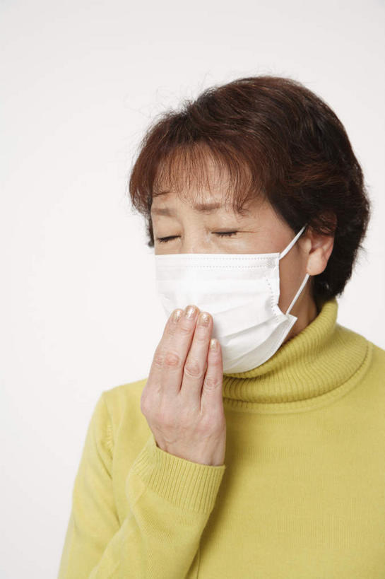 东方人,一个人,站,闭眼,竖图,室内,白天,白色背景,正面,毛衣,亚洲,仅一个女性,仅一个人,新鲜,分离,过滤,分开,黄种人,绿色,黑色,口罩,站着,隔断,遮掩,摄影,仅一个老年女性,影棚,青春,隔离,卫生,掩盖,遮挡,生命,净化,间隔,预防,和平,安详,遮盖,防尘,掩饰,断绝,隔开,屏蔽,屏绝,远离,中断,阻遏,阻隔,冷色,老年女性,女人,女性,亚洲人,闭眼睛,闭着眼,闭着眼睛,站立,半身,彩图,影棚拍摄,绒衣,套衫,套头毛衣,线衣,拍摄,短发
