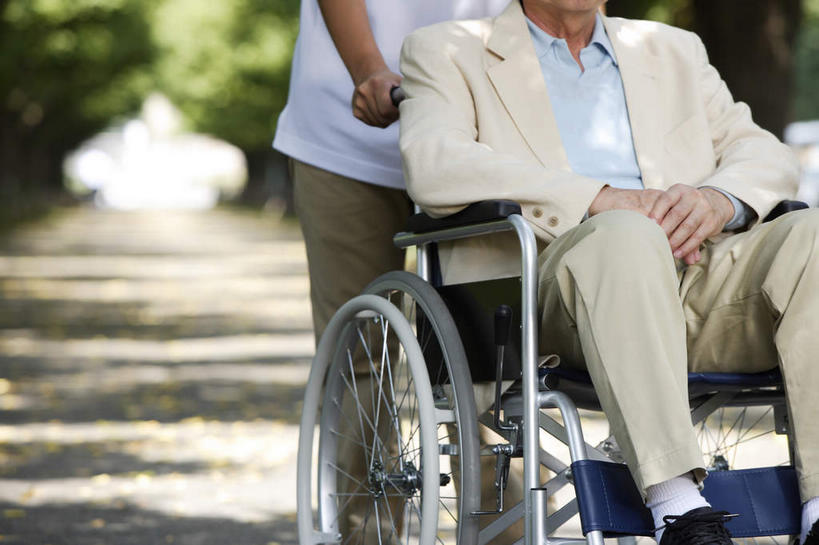 东方人,两个人,家庭,父亲,儿子,站,坐,拉,推,横图,室外,白天,正面,道路,路,公路,亚洲,服装,朦胧,模糊,工具,交通,休闲装,黄种人,衣服,轮椅,复健,站着,休闲,康复,温暖,温馨,父子,一家人,休闲服,器械,父爱,搭,服饰,和睦,医疗设备,搭着,医疗器械,医疗工具,辅助设备,老年男性,男人,男性,年轻男性,亚洲人,马路,站立,坐着,半身,彩图,融洽