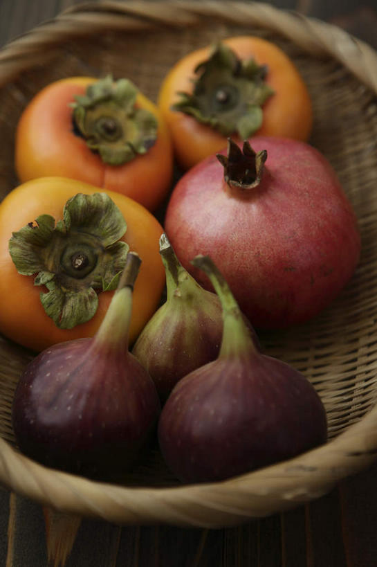 无人,竖图,俯视,室内,特写,白天,石榴,柿子,水果,一堆,许多,堆叠,堆积,朦胧,模糊,新鲜,箩筐,生食,食品,果实,食物,一个,藤编,有机食品,绿色食品,单个,堆,山竹,莽吉柿,山竹子,山竺,涂林,若榴,金罂,金庞,丹若,安石榴,彩图,高角度拍摄