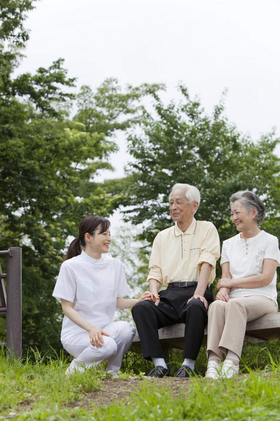 东方人,三个人,夫妻,护士,坐,蹲,笑,说,微笑,露齿笑,竖图,室外,白天,正面,衬衫,爱情,讨论,叶子,亚洲,仅一个年轻女性,覆盖,生气,板凳,长凳,凳子,绿叶,浪漫,郊外,注视,黄种人,黄色,白色,看,温暖,温馨,短袖,护士服,嫩叶,恩爱,活力,茂密,恋人,朝气,茂盛,生机,希望,和睦,白衣天使,关注,遮盖,笼罩,郊野,笼盖,交流,老年男性,老年女性,男人,男性,年轻女性,女人,女性,亚洲人,夫妇,情侣,叶,叶片,屈膝,蹲着,沟通,讲话,交谈,商讨,说话,抬头,谈话,仰头,坐着,半身,彩图,衬衣,伴侣,融洽