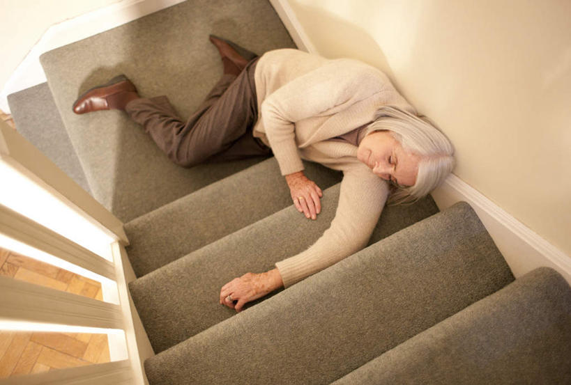 西方人,一个人,栏杆,躺,横图,俯视,室内,特写,白天,楼梯,欧洲,欧洲人,仅一个女性,仅一个人,阴影,弯曲,光线,木制,扶手,影子,阶梯,墙,倒下,外套,护栏,墙壁,墙面,台阶,衣服,黄色,灰色,阳光,向上,身体,搭,仅一个老年女性,搭着,延伸,卧着,老年女性,女人,女性,白种人,躺着,卧,彩图,高角度拍摄,全身