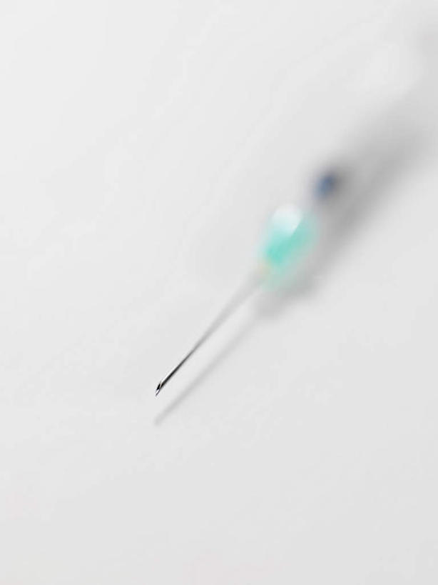 无人,竖图,俯视,室内,特写,白天,白色背景,科技,静物,阴影,朦胧,模糊,光线,科学,影子,灯光,一个,白色,针管,针筒,探索,注射,创意,摄影,影棚,单个,发现,医疗,医疗设备,注射器,探讨,创新,新意,探究,探求,彩图,高角度拍摄,影棚拍摄,拍摄