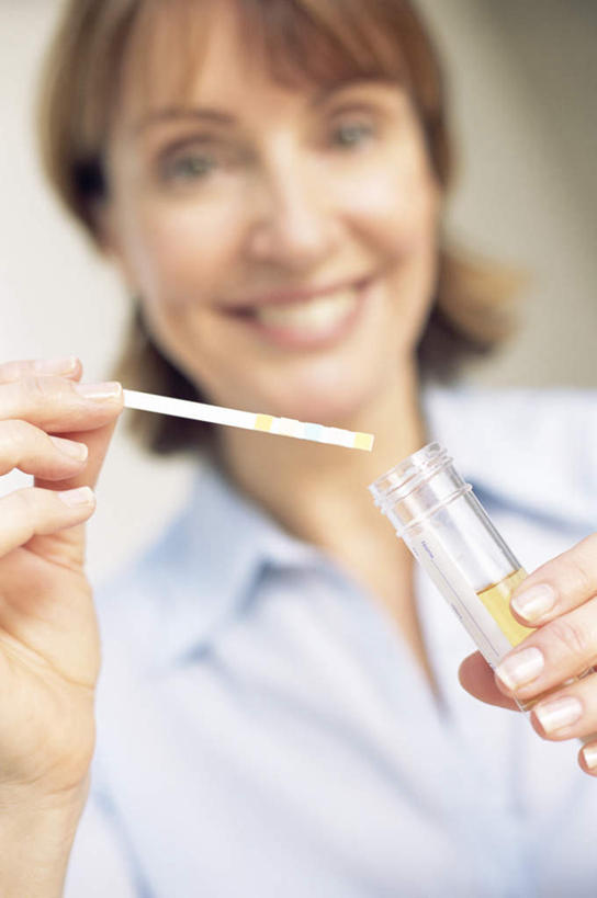 西方人,一个人,医生,笑,微笑,露齿笑,竖图,室内,白天,仰视,制服,实验,仪器,水,杯子,欧洲,欧洲人,仅一个女性,仅一个人,握,阴影,服装,朦胧,模糊,研究,透明,分析,光线,化学,测试,试管,液体,影子,水滴,拿,拿着,注视,玻璃制品,玻璃瓶,瓶子,药水,低头,观察,看,仅一个中年女性,医护人员,医疗人员,护士服,器皿,握着,服饰,观看,察看,白大褂,关注,计量,玻璃仪器,试验耗材,实验用品,女人,女性,中年女性,白种人,大夫,玻璃杯,半身,彩图,低角度拍摄