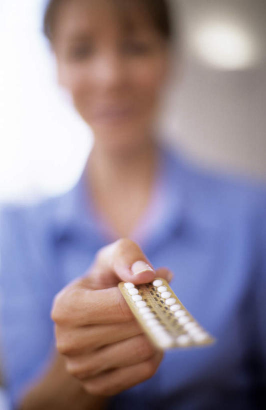 西方人,一个人,站,竖图,室内,白天,正面,安全,计划,欧洲,欧洲人,仅一个年轻女性,仅一个女性,仅一个人,递,握,服装,朦胧,模糊,药剂,药丸,防护,拿,拿着,注视,休闲装,药片,衣服,药品,观察,看,站着,休闲,休闲服,治疗,握着,服饰,观看,保护,药物,控制,察看,避孕,医疗,关注,避孕药,保险,预防,计划生育,可靠,少生,晚婚,晚育,优生,平安,年轻女性,女人,女性,白种人,站立,半身,彩图