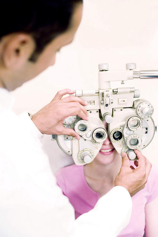 西方人,儿童,眼睛,眉毛,睫毛,两个人,医生,病人,医院,站,坐,竖图,室内,白天,正面,工作服,制服,纯洁,摆设,欧洲,欧洲人,瞳孔,握,检查,墙,拿,拿着,设备,墙壁,墙面,小孩,站着,医护人员,医疗人员,可爱,童年,童趣,握着,眼部,白大褂,装备,童真,烂漫,无邪,医疗机构,工作制服,设置,天真,男人,男性,年轻男性,年轻女性,女孩,女人,女性,白种人,孩子,睫,眉,眼,眼睫毛,眼眉,大夫,患者,就医者,站立,坐着,半身,彩图,工作套服,病院,诊所,眼眉毛,女生