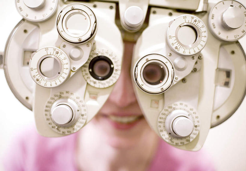 西方人,儿童,一个人,坐,笑,微笑,露齿笑,横图,室内,特写,白天,正面,纯洁,仪器,摆设,欧洲,欧洲人,仅一个女性,仅一个人,朦胧,模糊,眼镜,注视,设备,小孩,观察,看,仅一个小孩,可爱,童年,童趣,观看,察看,关注,装备,近视眼镜,童真,烂漫,无邪,设置,天真,女孩,女人,女性,白种人,孩子,坐着,半身,彩图,女生