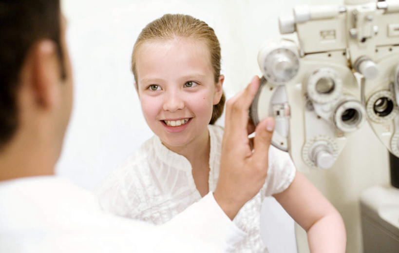 西方人,儿童,背部,两个人,医生,病人,医院,坐,横图,室内,白天,正面,工作服,制服,纯洁,摆设,欧洲,欧洲人,握,检查,墙,拿,拿着,设备,相视,墙壁,墙面,小孩,医护人员,医疗人员,面对面,可爱,童年,童趣,握着,对视,白大褂,相对,装备,童真,烂漫,无邪,医疗机构,相看,工作制服,设置,天真,男人,男性,年轻男性,年轻女性,女孩,女人,女性,白种人,孩子,大夫,患者,就医者,坐着,半身,彩图,工作套服,病院,诊所,女生