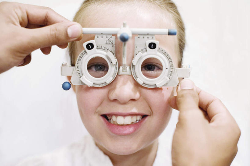 西方人,儿童,两个人,医生,病人,医院,坐,横图,室内,特写,白天,正面,工作服,制服,纯洁,摆设,欧洲,欧洲人,握,检查,拿,拿着,设备,小孩,框架,医护人员,医疗人员,可爱,童年,童趣,握着,医疗设备,白大褂,装备,童真,烂漫,无邪,医疗机构,工作制服,设置,天真,男人,男性,年轻男性,年轻女性,女孩,女人,女性,白种人,孩子,大夫,患者,就医者,坐着,半身,彩图,工作套服,病院,诊所,女生