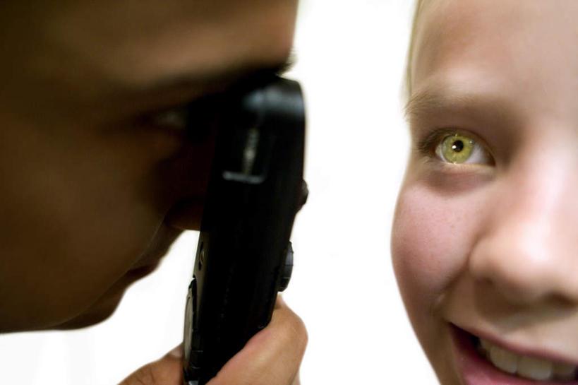 西方人,儿童,背部,两个人,医生,病人,医院,坐,横图,室内,特写,白天,正面,工作服,制服,纯洁,摆设,欧洲,欧洲人,握,检查,墙,拿,拿着,设备,相视,墙壁,墙面,小孩,医护人员,医疗人员,面对面,可爱,童年,童趣,握着,对视,白大褂,医疗器械,相对,装备,童真,烂漫,无邪,医疗机构,相看,工作制服,设置,天真,男人,男性,年轻男性,年轻女性,女孩,女人,女性,白种人,孩子,大夫,患者,就医者,坐着,半身,彩图,工作套服,病院,诊所,女生