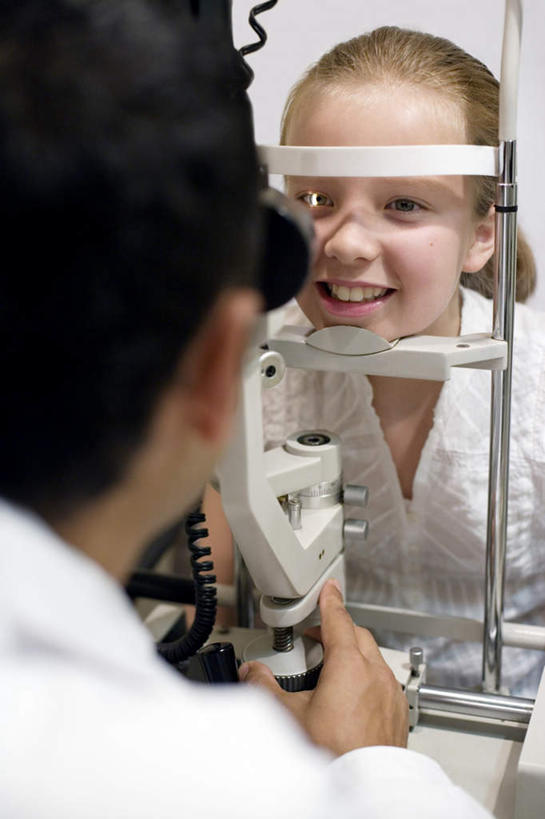 西方人,儿童,眼睛,眉毛,睫毛,背部,两个人,医生,病人,医院,坐,竖图,室内,白天,正面,工作服,制服,纯洁,摆设,欧洲,欧洲人,瞳孔,握,检查,拿,拿着,设备,相视,小孩,医护人员,医疗人员,面对面,可爱,童年,童趣,握着,眼部,对视,白大褂,相对,装备,童真,烂漫,无邪,医疗机构,相看,工作制服,设置,天真,男人,男性,年轻男性,年轻女性,女孩,女人,女性,白种人,孩子,睫,眉,眼,眼睫毛,眼眉,大夫,患者,就医者,坐着,半身,彩图,工作套服,病院,诊所,眼眉毛,女生