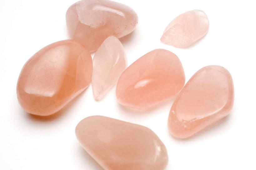 无人,横图,俯视,室内,特写,白天,白色背景,一堆,阴影,堆叠,堆积,朦胧,模糊,光线,矿石,影子,灯光,红色,晶体,摄影,影棚,堆,坚硬,贵重,珍贵,宝石,石英,名贵,宝贵,坚固,矿物质,二氧化硅,粉晶,芙蓉石,玫瑰水晶,蔷薇水晶,彩图,高角度拍摄,影棚拍摄,拍摄,价值连城,价值千金,无价之宝