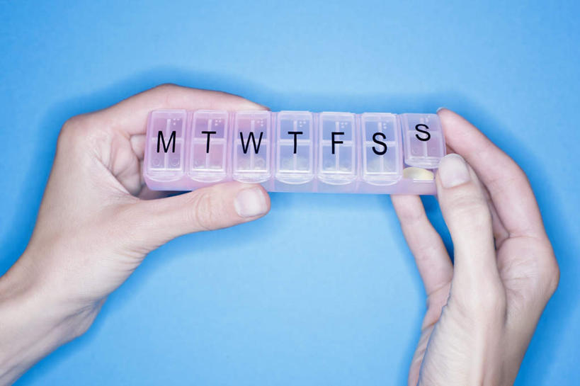 西方人,手,一个人,站,横图,室内,特写,白天,欧洲,欧洲人,双手,仅一个年轻女性,仅一个女性,仅一个人,一排,蓝色背景,整齐,英文,标志,文字,字符,塑料,字母,标识,药盒,盒子,排列,背面,黑色,容器,塑料制品,站着,手部,摄影,影棚,储藏,英文字母,储存,队列,年轻女性,女人,女性,白种人,站立,半身,彩图,影棚拍摄,拍摄,贮存