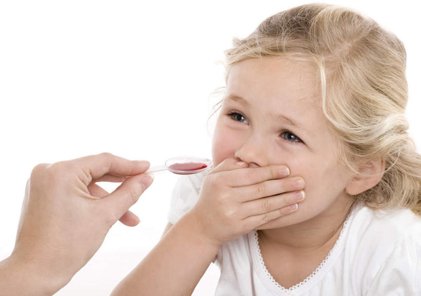 西方人,儿童,嘴,手,家庭,母亲,女儿,横图,室内,特写,白天,白色背景,正面,纯洁,安全,欧洲,欧洲人,阴影,服装,光线,药剂,影子,勺子,防护,注视,休闲装,小孩,衣服,药品,调羹,汤匙,观察,看,休闲,温暖,温馨,母女,一家人,手部,休闲服,可爱,母爱,童年,童趣,治疗,遮,遮掩,摄影,服饰,影棚,观看,保护,害怕,惊恐,药物,和睦,察看,医疗,掩盖,遮挡,关注,保险,预防,童真,惊慌,恐慌,烂漫,无邪,遮盖,掩饰,惊骇,平安,天真,年轻女性,女孩,女人,女性,白种人,孩子,年轻人,口,口腔,嘴巴,嘴唇,半身,彩图,影棚拍摄,拍摄,融洽,女生