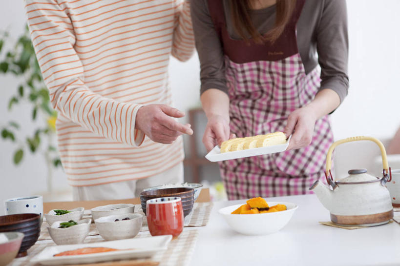 东方人,中年人,两个人,家庭,夫妻,站,横图,室内,白天,正面,爱情,烹饪,植物,餐桌,桌子,餐具,亚洲,弯腰,握,服装,碟子,盘,盆栽,围裙,陶瓷,墙,日本料理,料理,食品,盆景,陶瓷制品,浪漫,拿,拿着,休闲装,黄种人,菜肴,美食,墙壁,墙面,食物,衣服,绿色,自然,盘子,容器,碟,碗,日式料理,站着,休闲,日式,温暖,温馨,一家人,休闲服,恩爱,握着,恋人,服饰,佳肴,生长,成长,餐台,储藏,和睦,储存,弯身,男人,男性,女人,女性,中年男性,中年女性,亚洲人,夫妇,情侣,站立,半身,彩图,伴侣,融洽,贮存