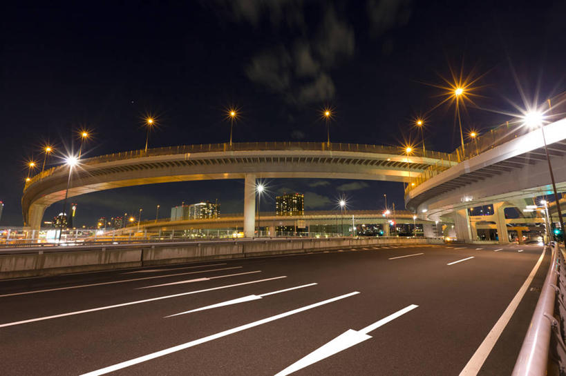 无人,高楼大厦,栏杆,横图,室外,夜晚,仰视,度假,美景,城市风光,城市,大厦,道路,建筑,路,路灯,摩天大楼,公路,照明,东京,日本,亚洲,一排,许多,阴影,整齐,并列,并排,光线,影子,景观,高架,围栏,灯光,分界线,停车线,交通,很多,方向,娱乐,护栏,盘旋,箭头,灯,排列,享受,休闲,景色,放松,车行道,车行道分界线,照亮,指向,照明设备,队列,标线,回旋,平行,高架桥,东亚,扭转,车行线,高架道路,跨线桥,本州,关东地方,本州岛,日本国,东京都,簇,江户川区,彩图,低角度拍摄,大楼,高层建筑,高楼,摩天楼,东京23区