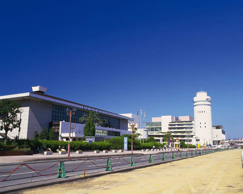 无人,横图,室外,白天,仰视,旅游,度假,植物,标志建筑,道路,地标,建筑,路,公路,福冈县,日本,亚洲,分界线,停车线,交通,娱乐,建设,树,树木,蓝色,绿色,蓝天,天空,自然,天,享受,休闲,旅游胜地,放松,生长,成长,车行道,车行道分界线,标线,东亚,会议中心,车行线,福冈,日本国,九州本岛,九州,九州岛,九州地方,马路,彩图,低角度拍摄