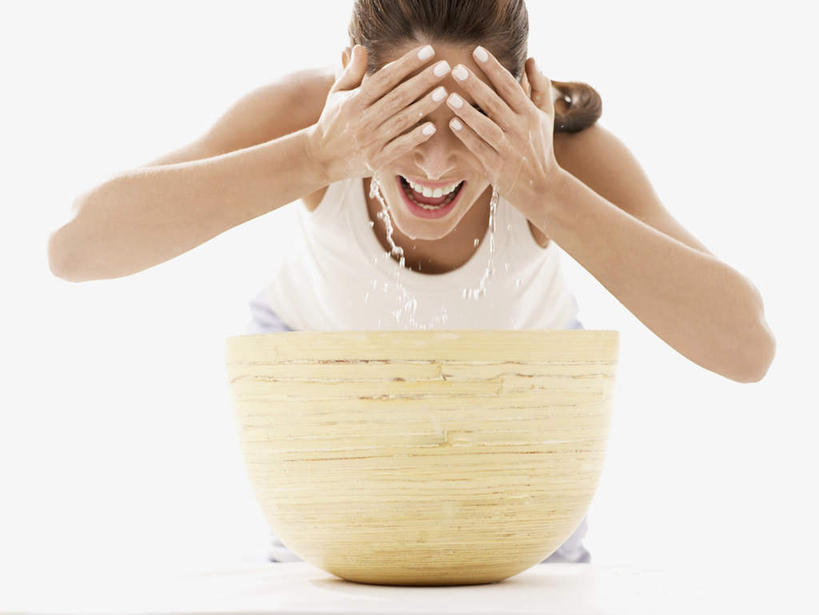 西方人,脸,头,脸颊,一个人,坐,笑,盘腿,微笑,露齿笑,横图,室内,特写,白天,白色背景,正面,水,欧洲,欧洲人,仅一个年轻女性,仅一个女性,仅一个人,飞溅,服装,溅,液体,水滴,休闲装,水盆,水珠,衣服,张嘴,休闲,休闲服,遮,摄影,服饰,影棚,遮挡,喷洒,张大嘴巴,遮盖,遮蔽,年轻女性,女人,女性,白种人,头部,脸部,脸蛋,面部,张开嘴,盘腿而坐,盘膝,盘着腿的,盘着腿坐,双腿交叉,坐着,半身,彩图,影棚拍摄,拍摄