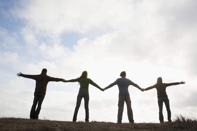 西方人,四个人,家庭,伙伴,朋友,站,握手,横图,室外,白天,仰视,爱情,度假,友谊,草地,草坪,植物,欧洲,欧洲人,服装,云,云朵,背光,浪漫,云彩,注视,休闲装,娱乐,草,衣服,蓝色,绿色,白云,蓝天,天空,天,观察,看,站着,享受,休闲,温暖,温馨,一家人,休闲服,恩爱,放松,恋人,服饰,观看,和睦,察看,关注,逆光,友情,男人,男性,年轻男性,年轻女性,女人,女性,白种人,情侣,搀手,拉手,手拉手,手握手,站立,彩图,低角度拍摄,全身,伴侣,融洽