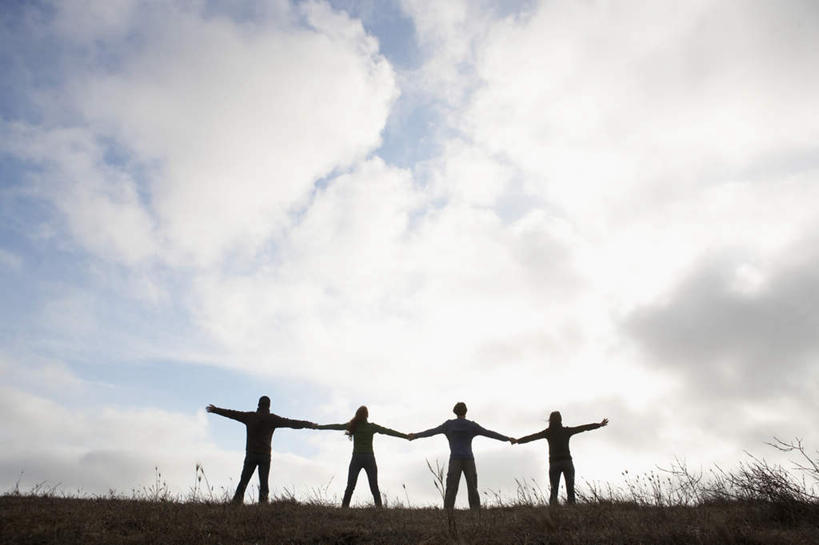 西方人,四个人,家庭,伙伴,朋友,站,握手,横图,室外,白天,仰视,爱情,度假,友谊,草地,草坪,植物,欧洲,欧洲人,服装,云,云朵,背光,浪漫,云彩,注视,休闲装,娱乐,草,衣服,蓝色,绿色,白云,蓝天,天空,天,观察,看,站着,享受,休闲,温暖,温馨,一家人,休闲服,恩爱,放松,恋人,服饰,观看,和睦,察看,关注,逆光,友情,男人,男性,年轻男性,年轻女性,女人,女性,白种人,情侣,搀手,拉手,手拉手,手握手,站立,彩图,低角度拍摄,全身,伴侣,融洽