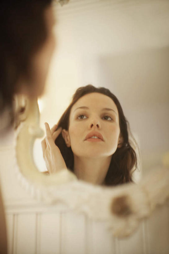 西方人,一个人,竖图,室内,白天,正面,化妆,美容,太阳,镜子,欧洲,欧洲人,仅一个女性,仅一个人,阴影,服装,朦胧,模糊,反射,光线,影子,墙,注视,休闲装,墙壁,墙面,衣服,阳光,化妆镜,观察,看,仅一个中年女性,休闲,休闲服,服饰,观看,镜像,察看,镜面,化妆间,关注,化妆室,光学,女人,女性,中年女性,白种人,抬头,仰头,半身,彩图