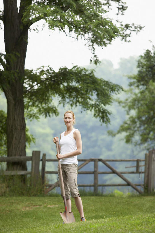 西方人,一个人,栏杆,站,笑,微笑,露齿笑,竖图,室外,白天,正面,旅游,度假,草地,草坪,森林,树林,植物,欧洲,欧洲人,仅一个年轻女性,仅一个女性,仅一个人,握,阴影,服装,光线,影子,栅栏,篱笆,围栏,拿,铲,拿着,注视,休闲装,娱乐,护栏,草,树,树木,衣服,绿色,白色,蓝天,天空,阳光,自然,天,观察,看,站着,享受,休闲,休闲服,放松,握着,服饰,生长,成长,观看,察看,关注,锹,年轻女性,女人,女性,白种人,站立,彩图,全身