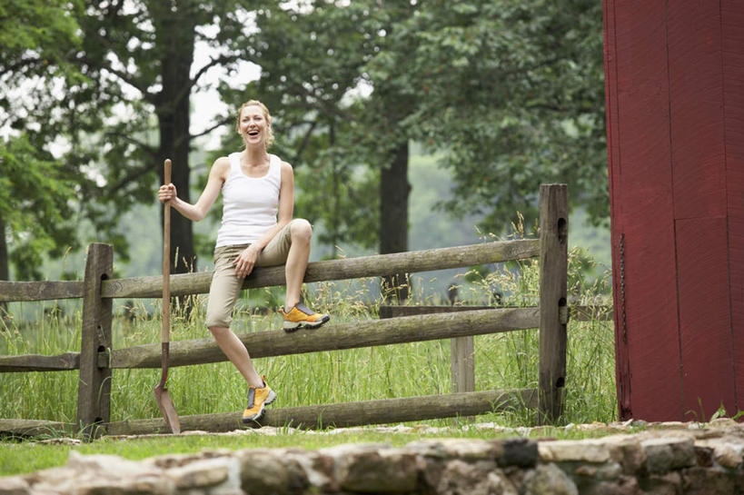 西方人,一个人,栏杆,坐,横图,室外,白天,正面,旅游,度假,兴奋,草地,草坪,石头,森林,树林,植物,门,欧洲,欧洲人,仅一个年轻女性,仅一个女性,仅一个人,握,阴影,服装,光线,石子,影子,栅栏,篱笆,围栏,拿,铲,拿着,注视,休闲装,娱乐,护栏,草,树,树木,衣服,绿色,白色,阳光,自然,门框,观察,看,张嘴,享受,休闲,休闲服,放松,抬脚,握着,服饰,生长,成长,观看,察看,关注,锹,张大嘴巴,年轻女性,女人,女性,白种人,石块,岩石,张开嘴,坐着,彩图,全身,高兴