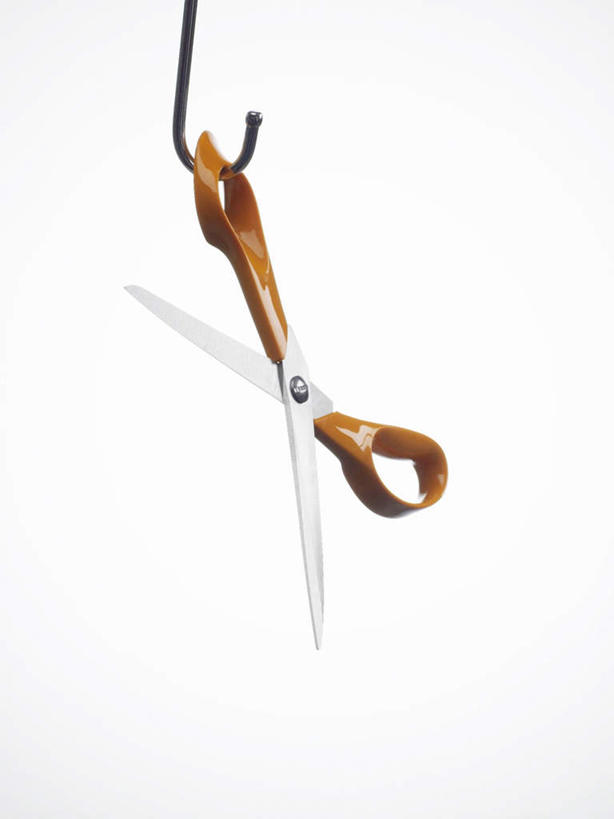 无人,竖图,俯视,室内,特写,白天,白色背景,静物,金属制品,吊挂,悬挂,金属,剪刀,挂钩,挂,一个,黄色,打开,摄影,影棚,单个,彩图,高角度拍摄,影棚拍摄,拍摄