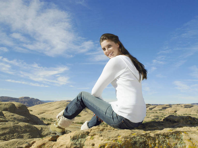 西方人,一个人,坐,笑,微笑,露齿笑,横图,室外,白天,旅游,度假,美景,丘陵,山,山脉,欧洲,欧洲人,仅一个年轻女性,仅一个女性,仅一个人,服装,景观,山峰,云,云朵,山峦,云彩,注视,休闲装,娱乐,背面,衣服,蓝色,白云,蓝天,天空,自然,群山,天,观察,回头,看,享受,休闲,休闲服,景色,放松,服饰,转身,晴朗,观看,察看,关注,自然风光,户外运动,年轻女性,女人,女性,白种人,晴空,坐着,彩图,全身