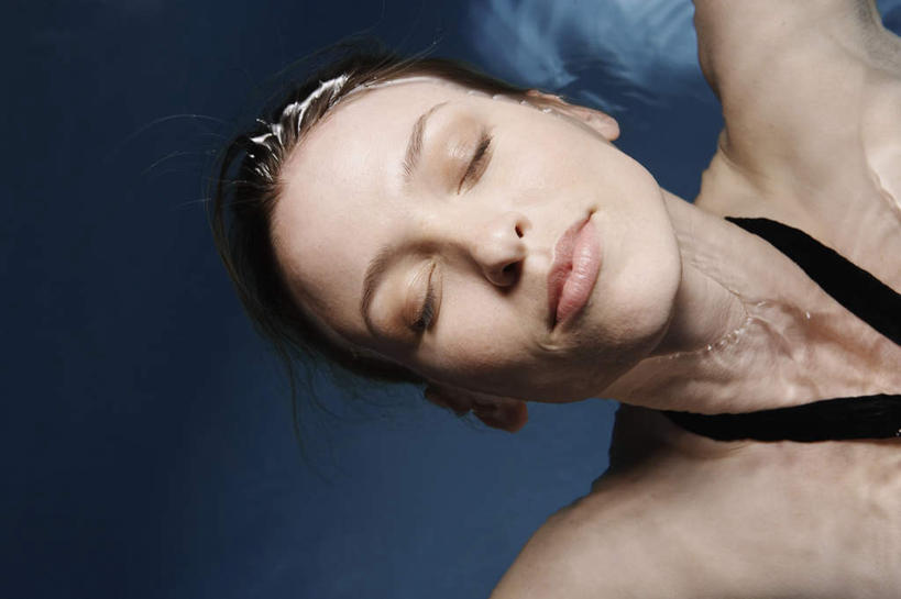 西方人,脸,头,脸颊,一个人,游泳池,闭眼,笑,微笑,露齿笑,横图,俯视,室内,特写,白天,泳装,水,欧洲,欧洲人,仅一个年轻女性,仅一个女性,仅一个人,水池,水面,泳池,肩膀,蓝色,游泳馆,潜,连体泳衣,年轻女性,女人,女性,白种人,头部,脸部,脸蛋,面部,闭眼睛,闭着眼,闭着眼睛,半身,彩图,高角度拍摄,泳衣