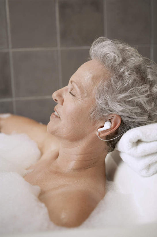 西方人,脸,头,脸颊,一个人,躺,闭眼,竖图,俯视,室内,特写,白天,浴袍,洗澡,快乐,满意,幸福,卫生间,浴室,欧洲,欧洲人,仅一个女性,仅一个人,朦胧,模糊,瓷砖,泡沫,墙,音响,音乐,娱乐,肩膀,墙壁,墙面,耳机,泡澡,享受,休闲,放松,仅一个老年女性,舒适,享乐,卧着,老年女性,女人,女性,白种人,头部,脸部,脸蛋,面部,淋浴房,闭眼睛,闭着眼,闭着眼睛,躺着,卧,半身,彩图,高角度拍摄,汤帷子,浴衣,沐浴,冲凉房,沐浴间,沐浴室