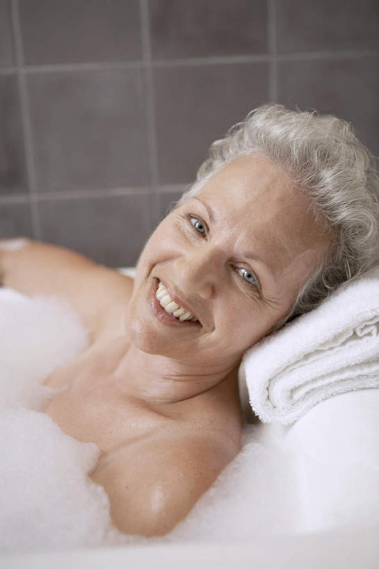 西方人,脸,头,脸颊,一个人,躺,笑,微笑,露齿笑,竖图,俯视,室内,特写,白天,浴袍,洗澡,卫生间,浴室,欧洲,欧洲人,仅一个女性,仅一个人,瓷砖,泡沫,墙,注视,肩膀,墙壁,墙面,看,泡澡,仅一个老年女性,观看,关注,卧着,老年女性,女人,女性,白种人,头部,脸部,脸蛋,面部,淋浴房,躺着,卧,半身,彩图,高角度拍摄,汤帷子,浴衣,沐浴,冲凉房,沐浴间,沐浴室