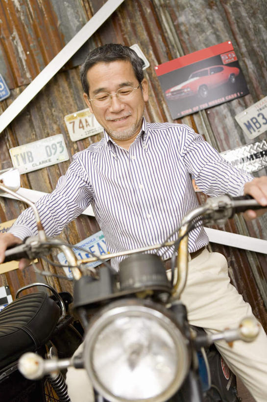 东方人,一个人,坐,竖图,室内,白天,正面,衬衫,摩托车,亚洲,仅一个男性,仅一个人,仅一个中年男性,两辆,握,朦胧,模糊,数字,眼镜,墙,注视,黄种人,墙壁,墙面,拍照,骑,交通工具,低头,看,握着,近视眼镜,男人,男性,中年男性,亚洲人,坐着,半身,彩图,衬衣