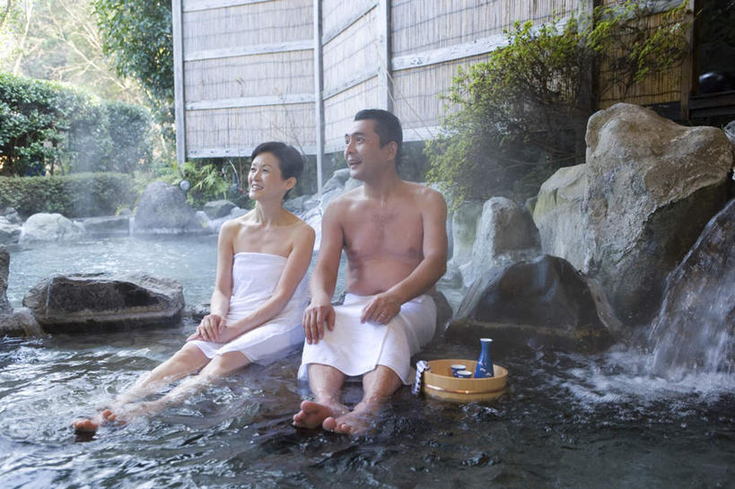 东方人,两个人,夫妻,栏杆,坐,笑,微笑,露齿笑,横图,室外,白天,正面,爱情,按摩,美容,草地,草坪,石头,水,温泉,植物,杯子,亚洲,护肤,壶,石子,液体,浴巾,水滴,水汽,围栏,浪漫,注视,黄种人,护栏,水壶,草,树,树木,绿色,自然,茶壶,水杯,毛巾,看,保养,享受,休闲,恩爱,放松,保健,温泉浴场,恋人,生长,成长,养颜,男人,男性,女人,女性,中年男性,中年女性,亚洲人,情侣,茶杯,石块,矿泉疗养地,坐着,彩图,全身,水疗,伴侣