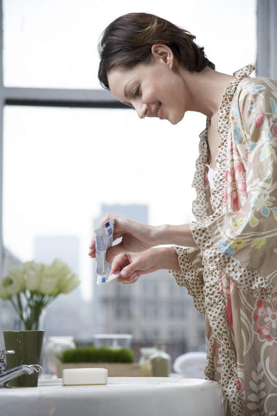 西方人,一个人,家,站,笑,微笑,露齿笑,竖图,室内,白天,侧面,度假,美景,植物,窗户,落地窗,城市风光,城市,建筑,杯子,欧洲,欧洲人,仅一个年轻女性,仅一个女性,仅一个人,握,盛开,盆,盆栽,水龙头,牙膏,牙刷,房屋,屋子,景观,公寓,盆景,挤,拿,花蕾,拿着,注视,娱乐,建设,洋房,楼房,玻璃窗,住宅,花,花瓣,花朵,鲜花,蓝色,绿色,蓝天,天空,自然,天,花苞,花蕊,低头,观察,看,站着,享受,休闲,景色,放松,握着,生长,成长,观看,察看,关注,年轻女性,女人,女性,白种人,站立,半身,彩图,房子