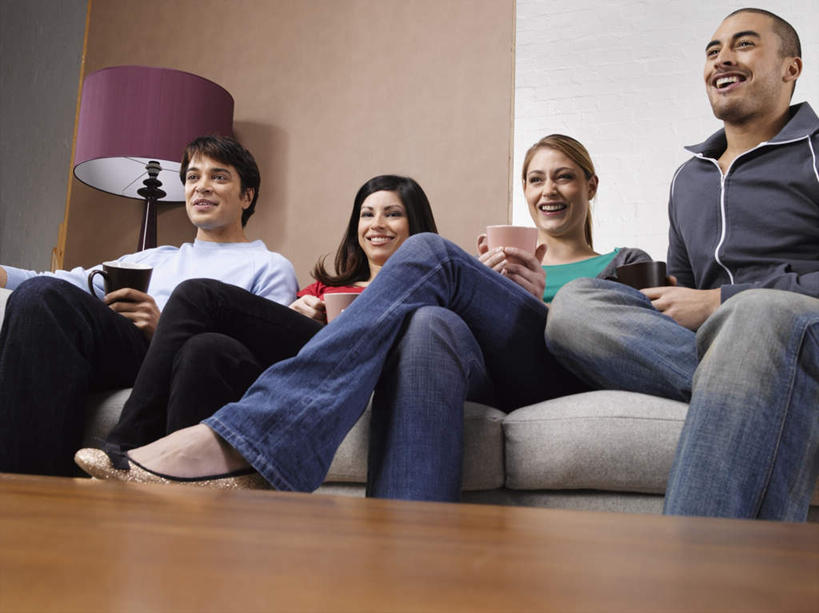 咖啡,西方人,四个人,伙伴,朋友,客厅,坐,笑,微笑,露齿笑,横图,室内,白天,仰视,爱情,友谊,幸福,地板,杯子,照明,欧洲,欧洲人,服装,瓷器,灯光,咖啡杯,陶瓷制品,地面,浪漫,拿,拿着,注视,休闲装,娱乐,木地板,灯,饮料,衣服,灯具,落地灯,观察,看,享受,休闲,温暖,温馨,休闲服,恩爱,放松,乐趣,恋人,服饰,观看,照亮,和睦,察看,提神,起居室,舒适,照明设备,关注,瓷杯,醒脑,软饮料,友情,男人,男性,年轻男性,年轻女性,女人,女性,白种人,情侣,坐着,半身,彩图,低角度拍摄,伴侣,融洽