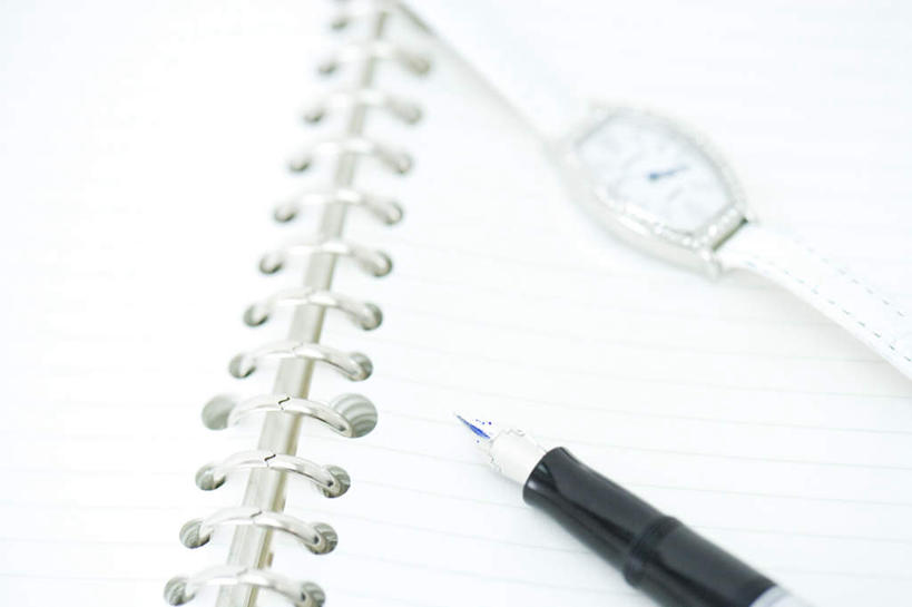 无人,横图,俯视,室内,特写,白天,桌面,桌子,静物,朦胧,模糊,时间,木制,笔,时钟,手表,办公用品,备忘录,记事本,圆珠笔,计时,文具,本子,笔记本,木制品,学习用品,钟表,表,摄影,影棚,腕表,文具用品,一支,钟,彩图,高角度拍摄,影棚拍摄,拍摄