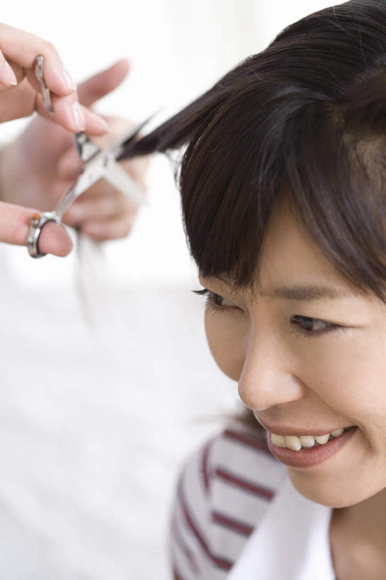 东方人,脸,头,脸颊,手,两个人,理发师,坐,笑,微笑,露齿笑,竖图,俯视,室内,特写,白天,美容,美发,亚洲,一把,握,修剪,服装,朦胧,模糊,工具,剪刀,拿,拿着,注视,休闲装,黄种人,衣服,观察,看,享受,休闲,手部,休闲服,放松,握着,服饰,观看,裁剪,察看,剪子,剪裁,切割,关注,理发剪,年轻女性,女人,女性,亚洲人,头部,脸部,脸蛋,面部,发型师,理发员,美发师,坐着,半身,彩图,高角度拍摄