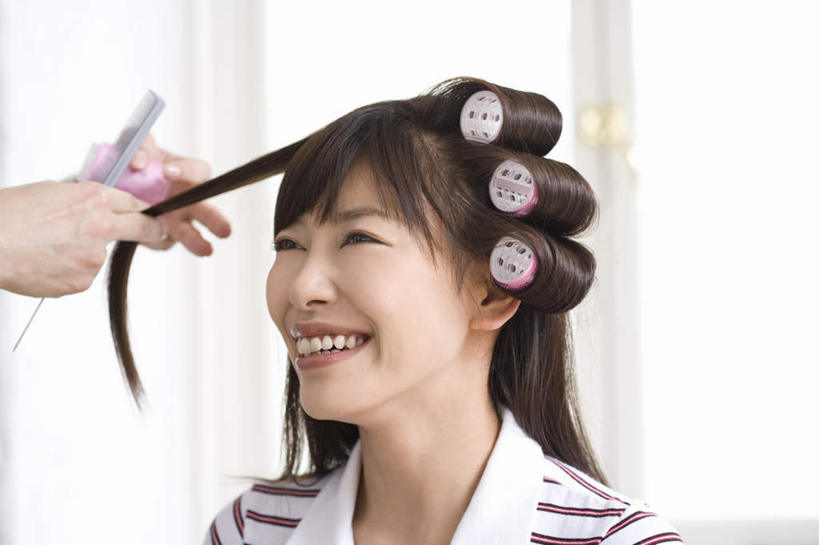 东方人,脸,头,脸颊,手,两个人,理发师,坐,笑,微笑,露齿笑,横图,室内,特写,白天,正面,美容,美发,亚洲,一把,握,修剪,服装,朦胧,模糊,工具,剪刀,拿,梳子,拿着,注视,休闲装,黄种人,三个,一个,衣服,日用品,观察,看,享受,休闲,手部,休闲服,放松,握着,服饰,单个,观看,卷发棒,卷发器,裁剪,察看,剪子,剪裁,切割,关注,烫发器,美发用品,理发剪,年轻女性,女人,女性,亚洲人,头部,脸部,脸蛋,面部,发型师,理发员,美发师,坐着,半身,彩图