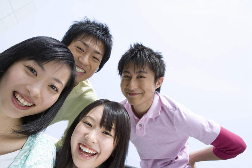 东方人,脸,脸颊,四个人,伙伴,朋友,站,笑,微笑,露齿笑,横图,室外,特写,白天,仰视,爱情,旅游,度假,友谊,日本,亚洲,弯腰,阴影,服装,光线,影子,浪漫,注视,休闲装,黄种人,娱乐,手叉腰,衣服,蓝天,天空,阳光,天,叉腰,观察,看,站着,享受,休闲,温暖,温馨,休闲服,恩爱,放松,恋人,服饰,观看,和睦,察看,双手叉腰,关注,东亚,日本国,弯身,友情,男人,男性,年轻男性,年轻女性,女人,女性,亚洲人,脸部,脸蛋,面部,情侣,半身,彩图,低角度拍摄,伴侣,融洽