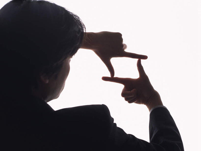 东方人,一个人,商务人士,商务男性,站,举,横图,室内,白天,白色背景,衬衫,亚洲,仅一个男性,仅一个人,套装,方格,方框,背光,注视,黄种人,仅一个年轻男性,一个,拍照,背面,观察,看,手势,托,站着,摄影,影棚,单个,观看,察看,关注,商务装,逆光,工薪阶层,男人,男性,年轻男性,亚洲人,白领,上班族,举起,举手,举着,向上举,向上伸,向上托,站立,半身,彩图,影棚拍摄,衬衣,拍摄,照相