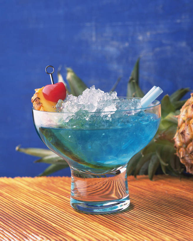 无人,竖图,室内,特写,白天,正面,桌子,菠萝,樱桃,杯子,阴影,反射,液体,影子,塑料,木桌,冰,食品,酒类,蓝色夏威夷,一杯,文化,玻璃制品,酒,食物,饮料,水杯,塑料制品,吸管,鸡尾酒,酒精饮料,调酒,摄影,影棚,创造,空心,酒精,想象,饮管,玻璃杯,樱珠,莺桃,英桃,楔桃,牛桃,荆桃,凤梨,彩图,影棚拍摄,拍摄,蓝色夏威夷鸡尾酒,圆柱状
