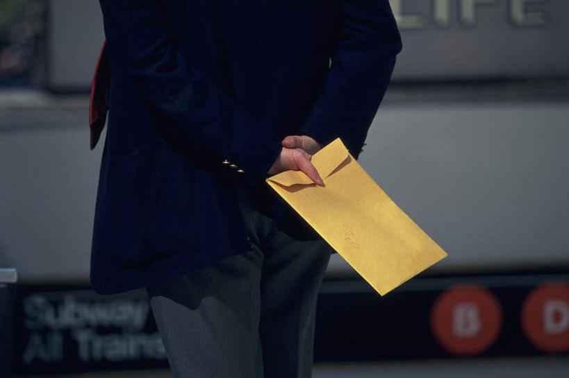 西方人,一个人,站,横图,室外,白天,工作服,制服,欧洲,纽约,美国,欧洲人,双手,仅一个男性,仅一个人,仅一个中年男性,握,阴影,朦胧,模糊,光线,标志,文字,信封,影子,字符,字母,拿,拿着,标识,背面,阳光,站着,握着,北美,北美洲,美洲,邀请,请帖,背手,纽约州,帝国之州,帝国州,北亚美利加洲,亚美利加洲,工作制服,男人,男性,中年男性,白种人,站立,半身,彩图,工作套服,请柬