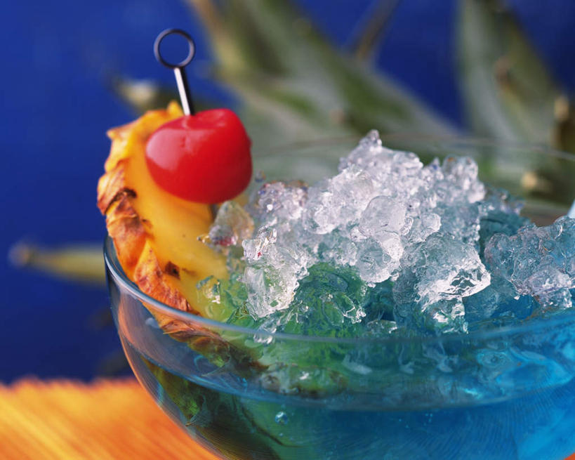 无人,横图,俯视,室内,特写,白天,桌子,菠萝,樱桃,杯子,水果,阴影,朦胧,模糊,新鲜,反射,高脚杯,液体,影子,木桌,冰,生食,食品,果实,酒类,蓝色夏威夷,一杯,文化,玻璃制品,酒,食物,饮料,酒杯,鸡尾酒,酒精饮料,调酒,摄影,有机食品,绿色食品,影棚,创造,酒精,想象,玻璃杯,樱珠,莺桃,英桃,楔桃,牛桃,荆桃,凤梨,彩图,高角度拍摄,影棚拍摄,拍摄,蓝色夏威夷鸡尾酒