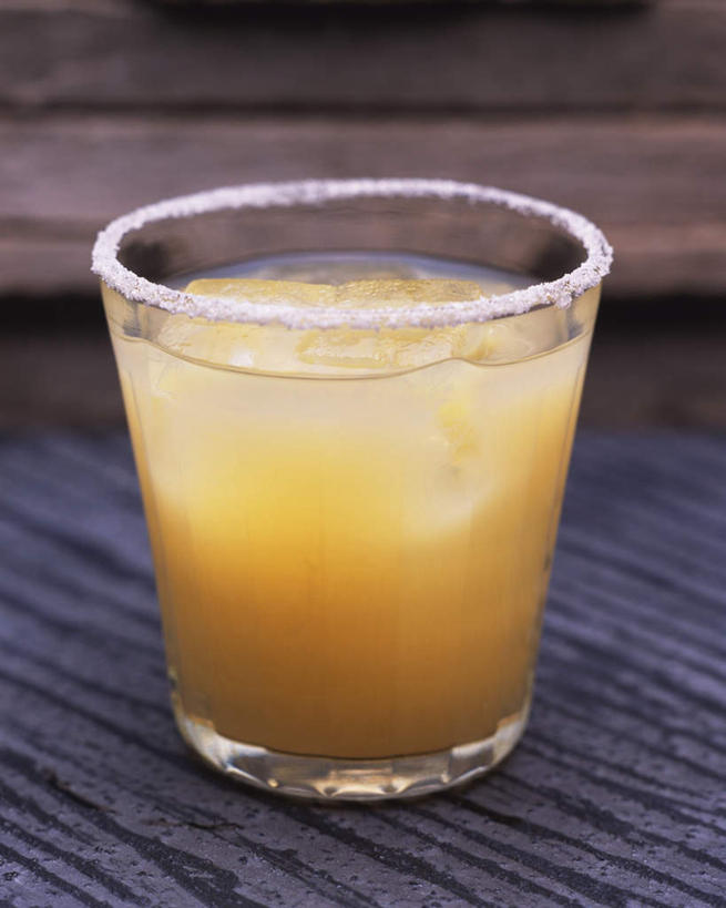 无人,竖图,室内,特写,白天,正面,杯子,阴影,反射,高脚杯,液体,影子,木桌,食品,酒类,一杯,文化,玻璃制品,酒,食物,饮料,黄色,酒杯,鸡尾酒,酒精饮料,调酒,摄影,影棚,创造,酒精,想象,咸狗,咸狗鸡尾酒,玻璃杯,彩图,影棚拍摄,拍摄