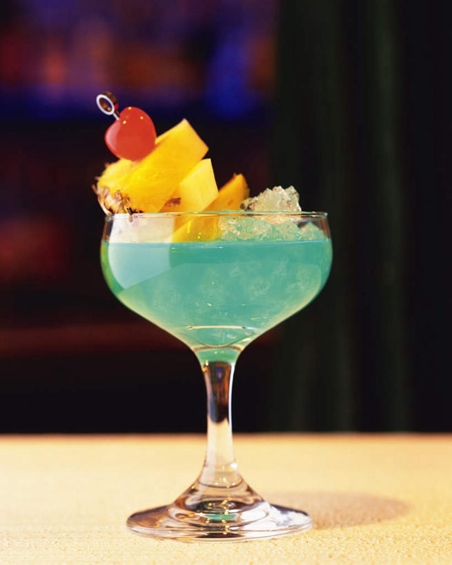 无人,竖图,室内,特写,白天,正面,菠萝,樱桃,杯子,水果,阴影,朦胧,模糊,新鲜,反射,高脚杯,液体,影子,勺子,冰,生食,食品,果实,酒类,蓝色夏威夷,文化,玻璃制品,酒,食物,饮料,酒杯,调羹,汤匙,鸡尾酒,酒精饮料,调酒,有机食品,绿色食品,创造,酒精,想象,玻璃杯,樱珠,莺桃,英桃,楔桃,牛桃,荆桃,凤梨,彩图,蓝色夏威夷鸡尾酒