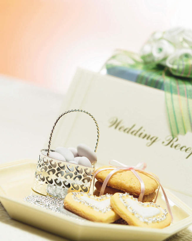 点心,无人,竖图,俯视,室内,特写,白天,婚礼,快乐,餐具,礼盒,礼物,一堆,阴影,堆叠,堆积,朦胧,模糊,庆祝,装饰,光线,标志,碟子,篮子,盘,文字,信封,影子,纸盒,字符,字母,食品,甜点,甜品,结婚,标识,盒子,食物,糕点,阳光,包装盒,盘子,蝴蝶结,礼品盒,碟,甜食,喜庆,礼品,纪念,堆,华丽,修饰,点缀,邀请,请帖,衬托,美观,雅致,雅观,彩图,高角度拍摄,高兴,请柬